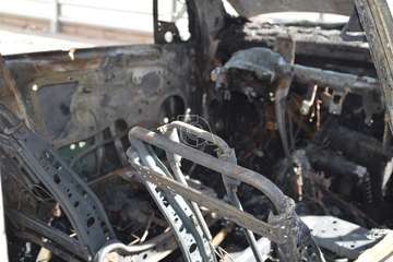 Quema de contenedores en La Herradura y vehículo quemado en el parquin de Arnao/TA.